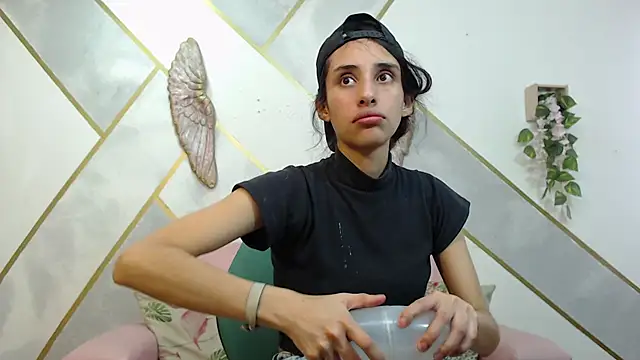 RoxanaCyrano  online show from 12/04/25, 07:13