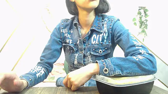 RoxanaCyrano  online show from 12/17/25, 08:03