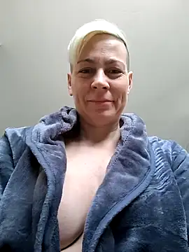 Snapshot of DarleenHot chatting on 03/21/25, 07:22 DarleenHot online show from 03/21/25, 07:22