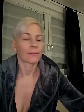 Snapshot of DarleenHot chatting on 12/20/24, 06:40 DarleenHot online show from 12/20/24, 06:40