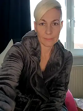Snapshot of DarleenHot chatting on 12/06/24, 11:16 DarleenHot online show from 12/06/24, 11:16
