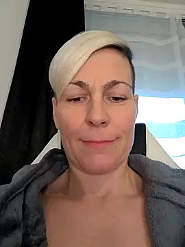 Snapshot of DarleenHot chatting on 12/17/24, 02:55 DarleenHot online show from 12/17/24, 02:55