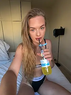 ElenaRebelle online show from 07/15/26, 03:57