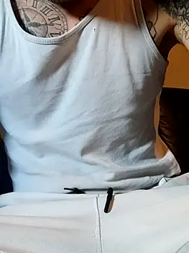 Snapshot of PIercingBoy38 chatting on 10/16/25, 11:29 PIercingBoy38 online show from 10/16/25, 11:29