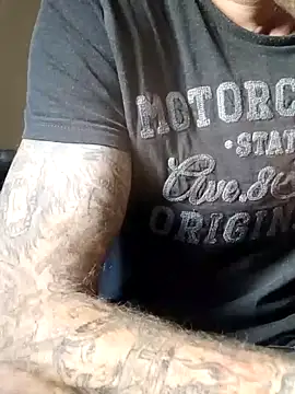 Snapshot of PIercingBoy38 chatting on 10/27/25, 03:13 PIercingBoy38 online show from 10/27/25, 03:13