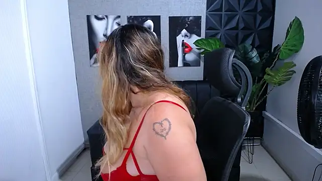 Snapshot of Valentinaa_mature chatting on 05/23/26, 10:53 Valentinaa mature online show from 05/23/26, 10:53