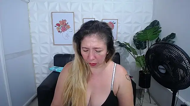 Snapshot of Valentinaa_mature chatting on 03/07/25, 12:04 Valentinaa mature online show from 03/07/25, 12:04