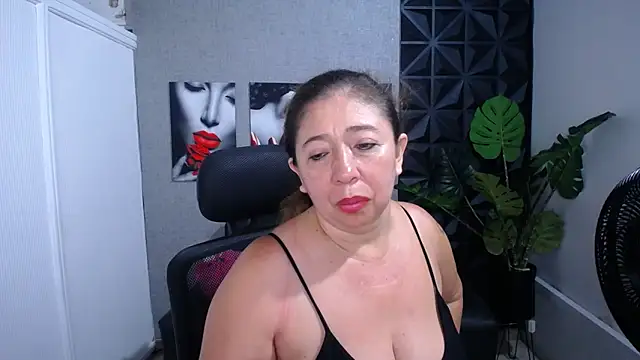 Snapshot of Valentinaa_mature chatting on 05/29/26, 10:49 Valentinaa mature online show from 05/29/26, 10:49