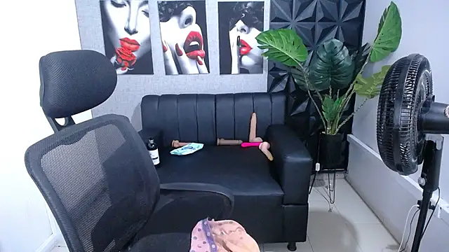 Snapshot of Valentinaa_mature chatting on 05/07/26, 05:01 Valentinaa mature online show from 05/07/26, 05:01
