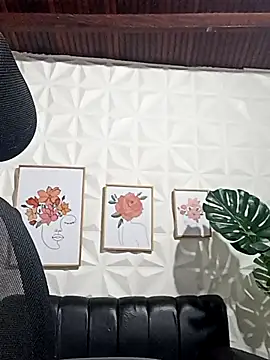 Snapshot of Valentinaa_mature chatting on 09/27/25, 01:01 Valentinaa mature online show from 09/27/25, 01:01