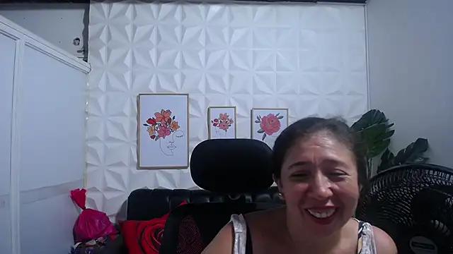 Snapshot of Valentinaa_mature chatting on 03/12/25, 11:33 Valentinaa mature online show from 03/12/25, 11:33