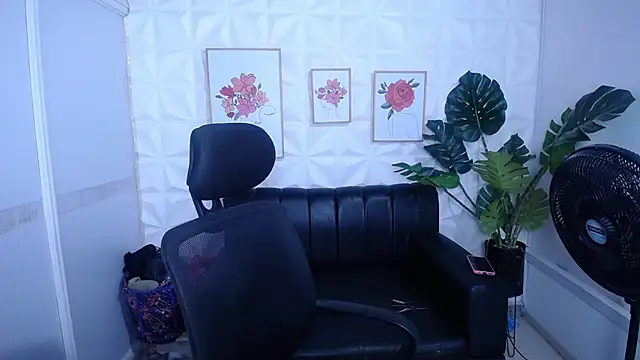 Snapshot of Valentinaa_mature chatting on 09/18/25, 10:24 Valentinaa mature online show from 09/18/25, 10:24