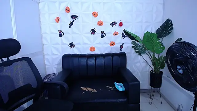 Snapshot of Valentinaa_mature chatting on 10/17/25, 10:33 Valentinaa mature online show from 10/17/25, 10:33