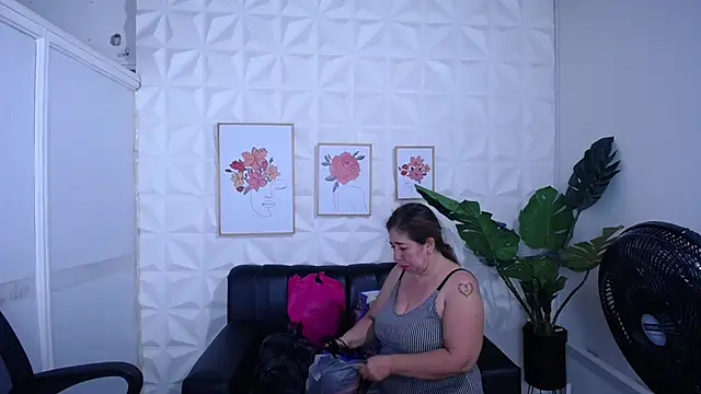 Valentinaa mature online show from 11/26/25, 10:43