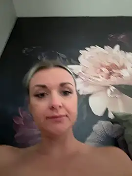 Snapshot of Bella-Tight chatting on 09/15/25, 06:58 Bella-Tight online show from 09/15/25, 06:58