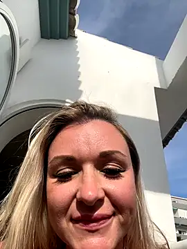 Snapshot of Bella-Tight chatting on 10/16/25, 02:47 Bella-Tight online show from 10/16/25, 02:47