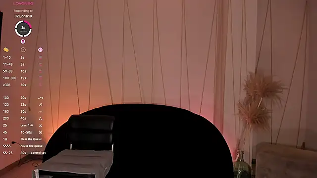 Snapshot of LizzHamilton__ chatting on 11/23/25, 05:12 LizzHamilton online show from 11/23/25, 05:12