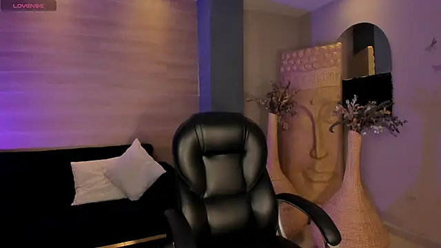 Snapshot of LizzHamilton__ chatting on 12/15/25, 09:42 LizzHamilton online show from 12/15/25, 09:42