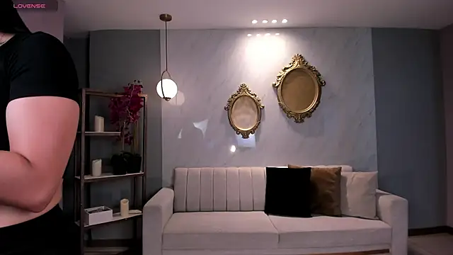 Snapshot of LizzHamilton__ chatting on 10/23/25, 08:51 LizzHamilton online show from 10/23/25, 08:51