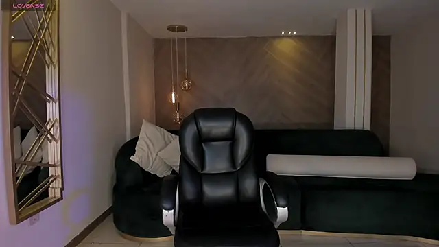 Snapshot of LizzHamilton__ chatting on 11/28/25, 09:26 LizzHamilton online show from 11/28/25, 09:26