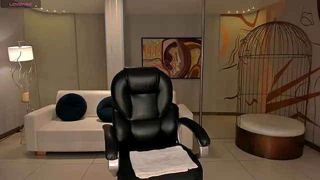 Snapshot of LizzHamilton__ chatting on 11/26/25, 08:42 LizzHamilton online show from 11/26/25, 08:42