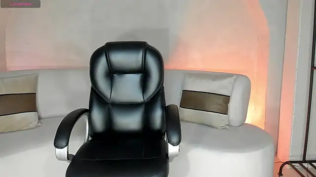 Snapshot of LizzHamilton__ chatting on 09/13/25, 07:47 LizzHamilton online show from 09/13/25, 07:47