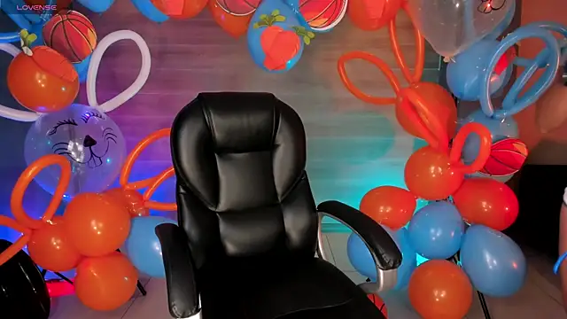 Snapshot of LizzHamilton__ chatting on 10/31/25, 08:49 LizzHamilton online show from 10/31/25, 08:49