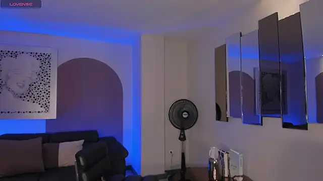 Snapshot of LizzHamilton__ chatting on 11/13/25, 09:30 LizzHamilton online show from 11/13/25, 09:30