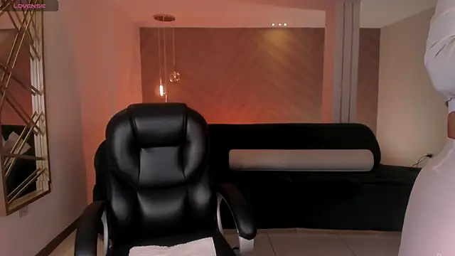 Snapshot of LizzHamilton__ chatting on 11/20/25, 09:25 LizzHamilton online show from 11/20/25, 09:25