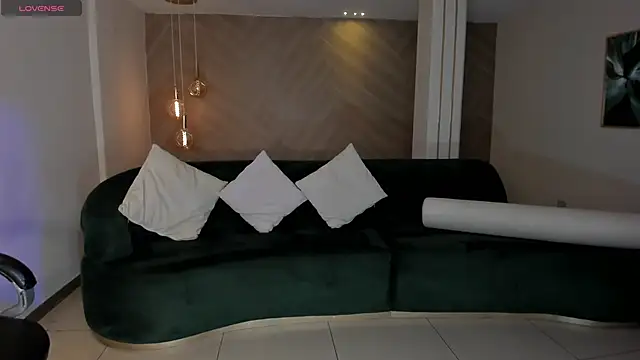 Snapshot of LizzHamilton__ chatting on 12/17/25, 05:40 LizzHamilton online show from 12/17/25, 05:40