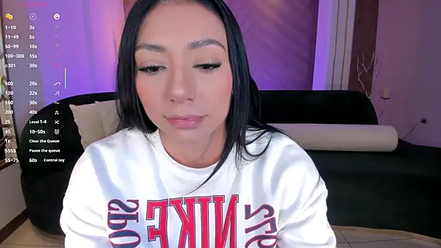 Snapshot of LizzHamilton__ chatting on 10/17/25, 09:27 LizzHamilton online show from 10/17/25, 09:27