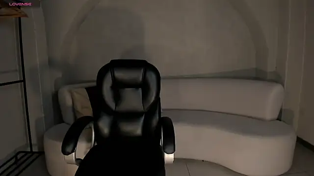 Snapshot of LizzHamilton__ chatting on 11/06/25, 10:25 LizzHamilton online show from 11/06/25, 10:25