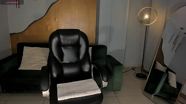 Snapshot of LizzHamilton__ chatting on 02/04/26, 09:10 LizzHamilton online show from 02/04/26, 09:10