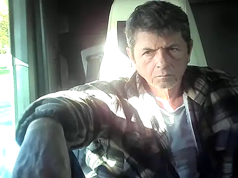 Snapshot of czarek888 chatting on 10/25/25, 01:23 czarek888 online show from 10/25/25, 01:23