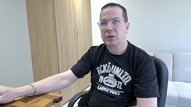 BrettJ81 online show from 10/25/25, 10:47