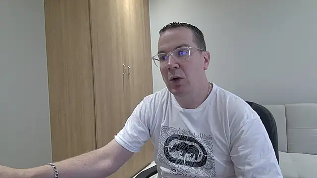 BrettJ81 online show from 12/20/25, 09:12