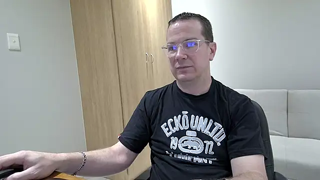 BrettJ81 online show from 10/30/25, 02:58