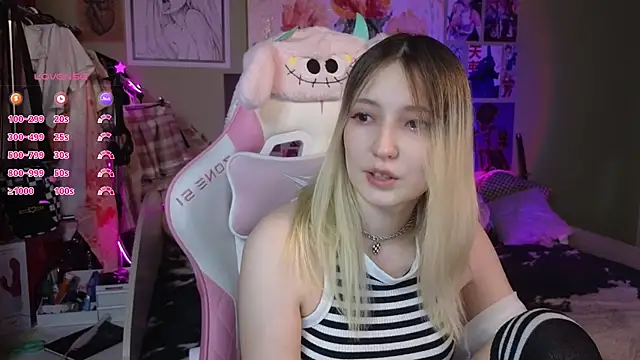 Snapshot of Evie_Ro chatting on 01/08/25, 12:17 Evie Ro online show from 01/08/25, 12:17