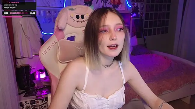 Snapshot of Evie_Ro chatting on 10/17/25, 08:54 Evie Ro online show from 10/17/25, 08:54