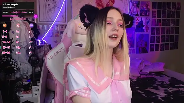 Snapshot of Evie_Ro chatting on 03/19/25, 12:04 Evie Ro online show from 03/19/25, 12:04