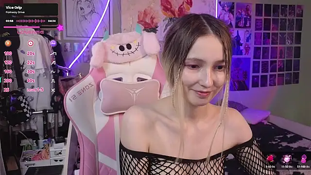 Snapshot of Evie_Ro chatting on 03/03/25, 10:38 Evie Ro online show from 03/03/25, 10:38