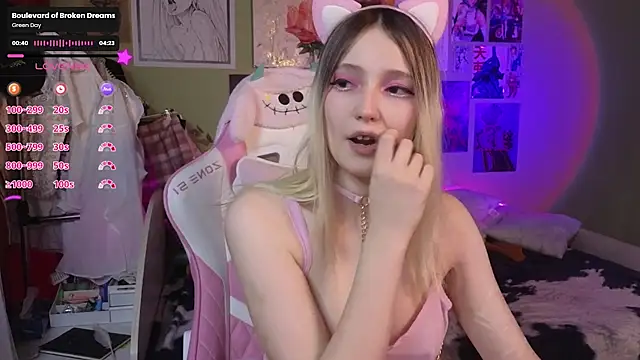 Snapshot of Evie_Ro chatting on 02/18/25, 04:15 Evie Ro online show from 02/18/25, 04:15