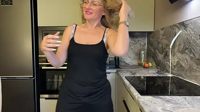 Snapshot of mommy_nadin chatting on 10/13/25, 05:03 mommy nadin online show from 10/13/25, 05:03