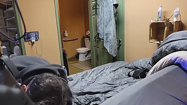 Snapshot of leahcimnikral chatting on 12/15/25, 05:24 leahcimnikral online show from 12/15/25, 05:24