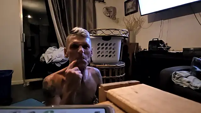 Snapshot of leahcimnikral chatting on 09/15/25, 04:46 leahcimnikral online show from 09/15/25, 04:46