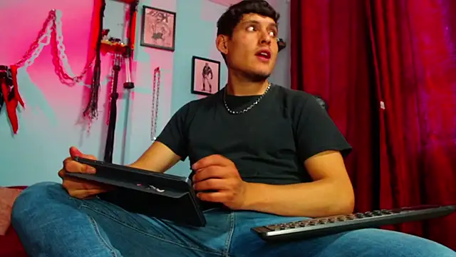 dom2travelersss online show from 03/25/26, 02:49