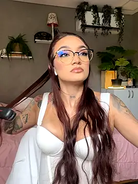 Snapshot of DaniDusan_ chatting on 09/21/25, 06:13 DaniDusan online show from 09/21/25, 06:13