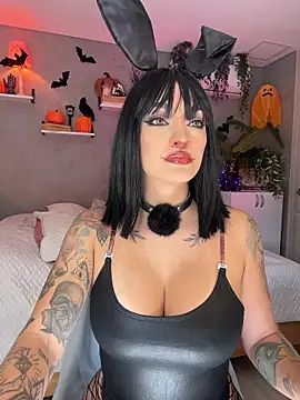 Snapshot of DaniDusan_ chatting on 10/18/25, 07:05 DaniDusan online show from 10/18/25, 07:05