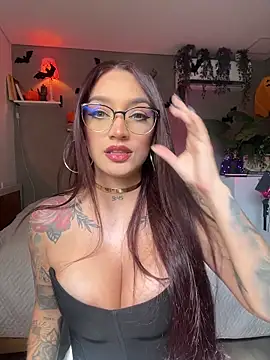 Snapshot of DaniDusan_ chatting on 10/17/25, 07:15 DaniDusan online show from 10/17/25, 07:15