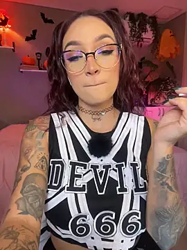 Snapshot of DaniDusan_ chatting on 10/28/25, 07:13 DaniDusan online show from 10/28/25, 07:13